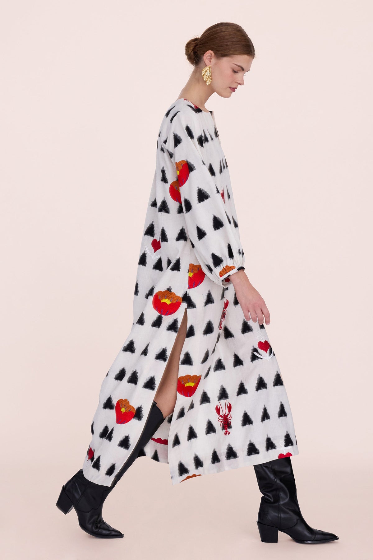 Kleed Gondi White Kaftan, a kaftan dress with colourful hand embroidery
