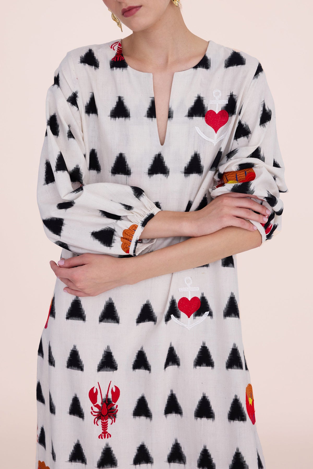 Kleed Gondi White Kaftan: a white handwoven cotton kaftan with colourful embroidery