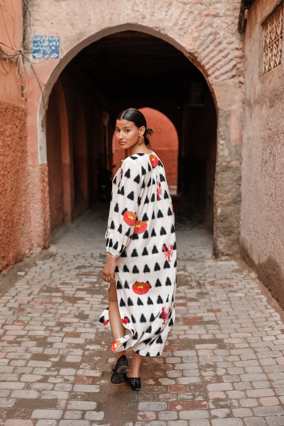Colourful hand embroidery on the Gondi White Kaftan by Kleed
