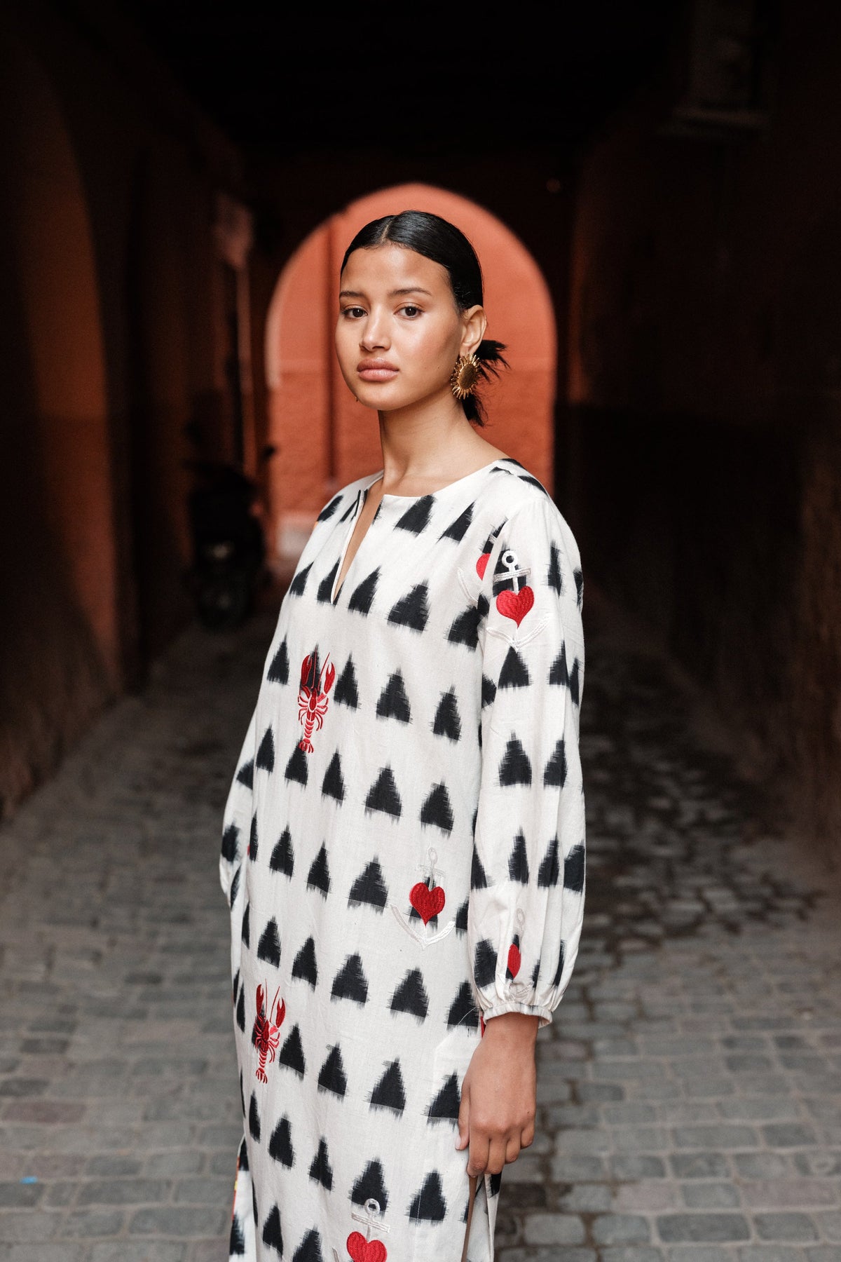 The colourful hand embroidery of the Kleed Gondi White Kaftan, kaftan loungewear