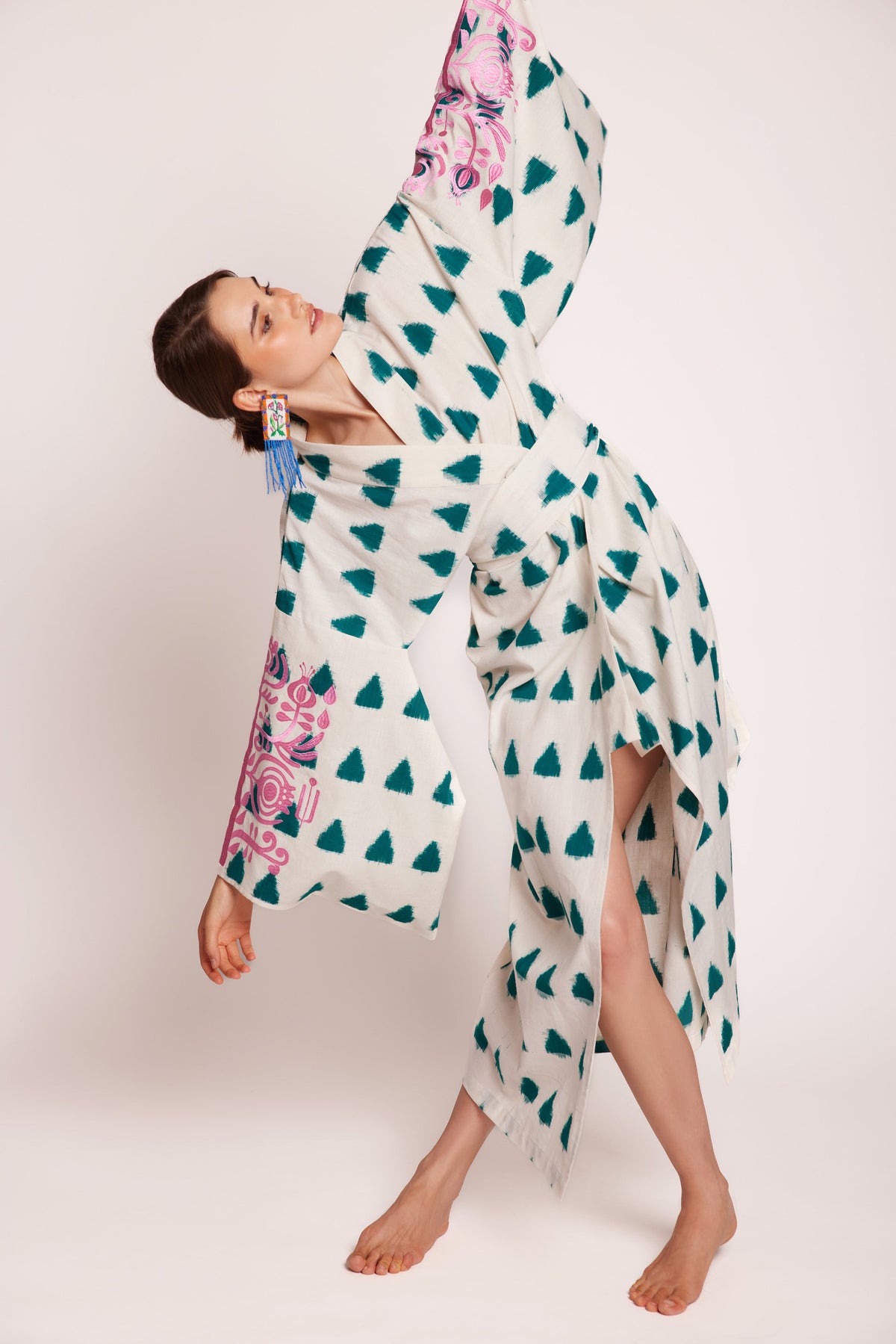 Kleed Naya Kimono handloomed Ikat cotton natural colour emerald triangle pattern pink hand embroidered sleeves worn by model