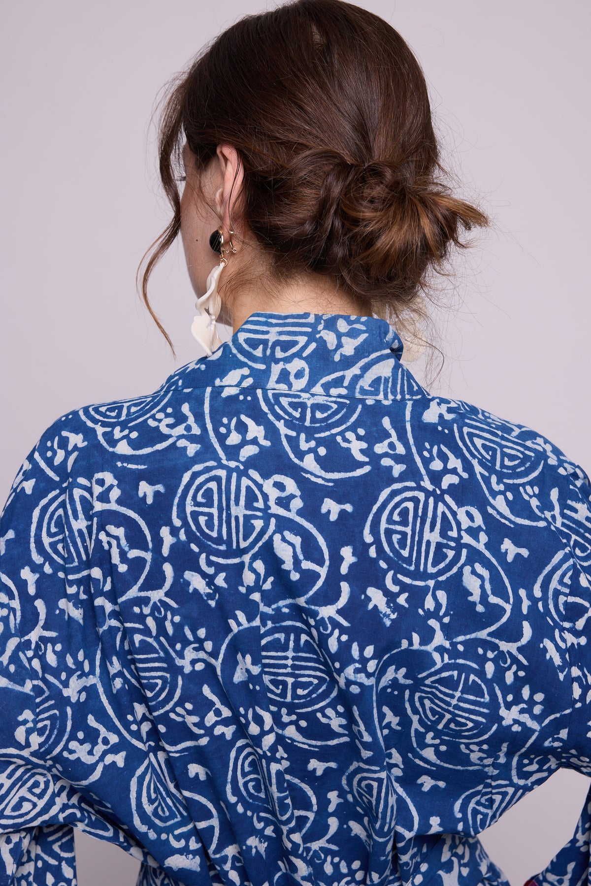 Close-up back view of KLEED’s limited-edition Indira Bloom Kimono, showing the 100% chemical-free indigo blue and white hand block print and structured collar detail.