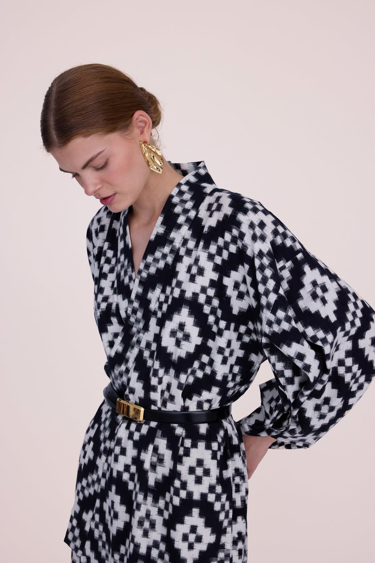 Woman wearing Kleed Mombasa Black Kimono in handloomed Ikat cotton black and white geometric pattern front view studio