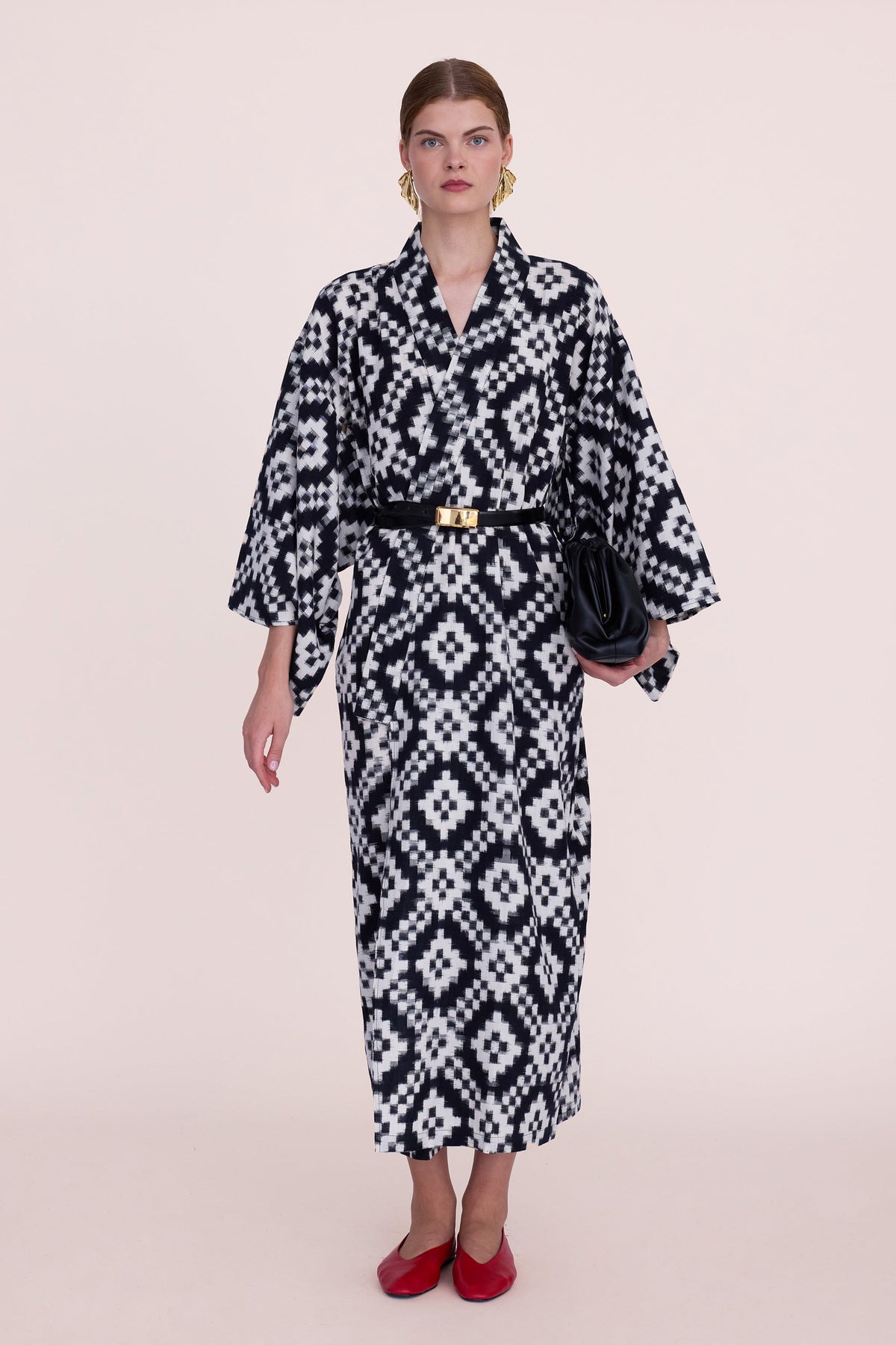 Woman wearing Kleed Mombasa Black Kimono in handloomed Ikat cotton black and white geometric pattern front view studio