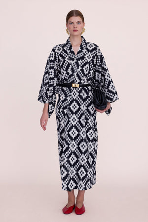 Woman wearing Kleed Mombasa Black Kimono in handloomed Ikat cotton black and white geometric pattern front view studio