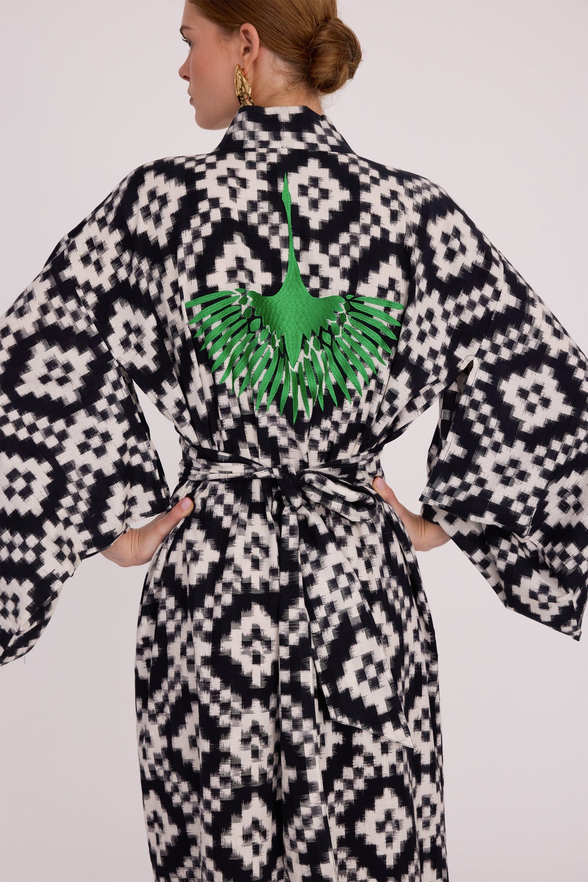 Close up sleeve detail of Kleed Mombasa Black Kimono in handloomed Ikat cotton black and white geometric pattern